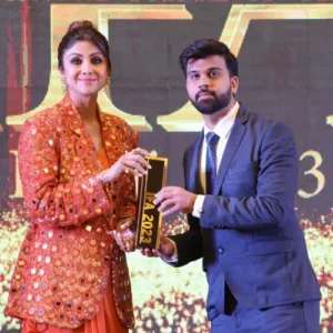 GETTING AWARD FROM SHIPA SHETTY FOR BEST DIGITAL MARKETING AGENCY